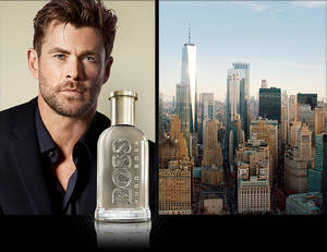 演員Chris Hemsworth站在Hugo Boss香水瓶旁，背景是紐約市天際線。