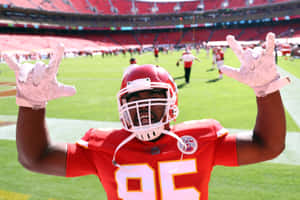 95號足球員在陽光明媚的球場上慶祝。 — NFL 美式足球 GIF 壁紙