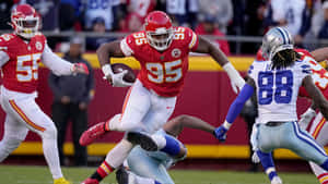 NFL美式足球運動員在比賽中穿著酋長隊和牛仔隊的隊服進行動作。 — NFL 美式足球 GIF 壁紙