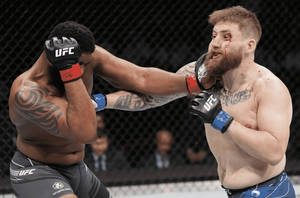 兩名男性MMA拳手在UFC八角鐵籠比賽中互相出拳。