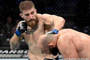 兩名男拳手在UFC比賽中，其中一人出拳。