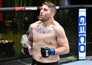 UFC拳手在八角籠內戴著手套和黑色短褲