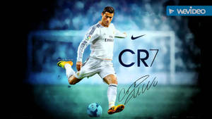 基斯坦奴·朗拿度在帶有CR7品牌的球場上踢足球。