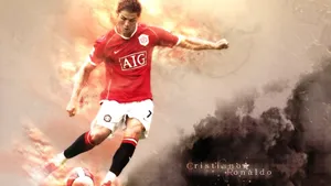 Cristiano Ronaldo 身穿紅色曼聯球衣,在熾熱和煙霧背景中踢足球。
