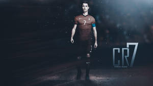 身穿7號球衣的足球員站在球場燈光下，帶有CR7標誌。