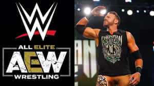 摔角手 Christian Cage 在 WWE 和 AEW 標誌旁邊向人群揮手。