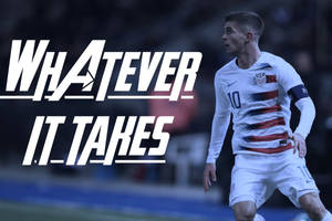 身穿美國球衣的足球員在夜間奔跑，帶有「WHATEVER IT TAKES」文字覆蓋。 — 足球 壁紙