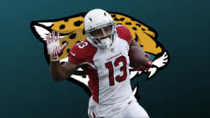 身穿 Cardinals 球衣的美式足球員在美洲豹標誌背景下帶球奔跑。