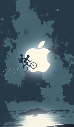 兩個孩子在黑暗森林中發光的Apple標誌下騎自行車。