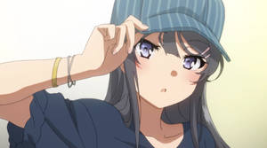 擁有紫色眼睛的動漫女孩調整她的藍色條紋帽子。