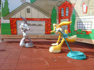 在Looney Tunes主題遊樂場中的Bugs Bunny和Lola Bunny雕像。