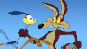 Wile E Coyote 憤怒地抓住 Road Runner 的脖子，背景是晴朗的藍天。