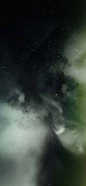 在深空中旋轉的綠色和白色星雲，伴有星星。