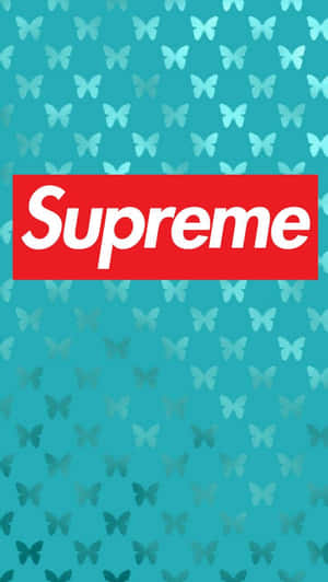 青綠色蝴蝶圖案牆紙，帶有紅色Supreme標誌。