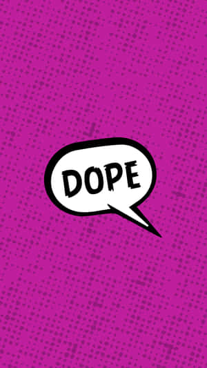 紫色半色調背景，帶有白色對話框，內含黑色「DOPE」字樣。