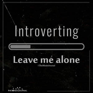 深色紋理背景上寫有「Introverting Leave me alone」的文字圖形。