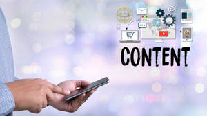 使用智能手機的人，周圍有漂浮的數位內容圖示和「content」一詞。
