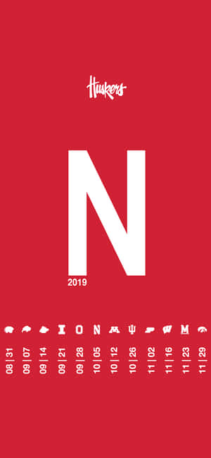 Nebraska Huskers 2019 日程日曆，紅色背景上有大型白色 N。 — Motorola Edge 壁紙
