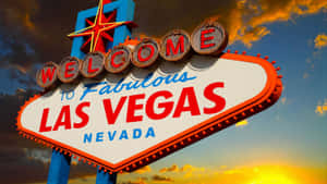 歡迎來到日落時分帶有橙色雲彩的 Fabulous Las Vegas 標誌。