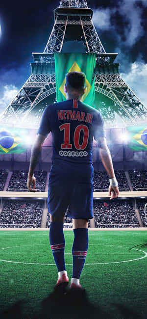 足球員尼馬（Neymar Jr）身穿藍色球衣，夜晚面向艾菲爾鐵塔和巴西國旗。