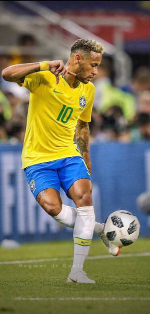 尼馬（Neymar Jr）在夜間草地上於球場燈光下盤球。