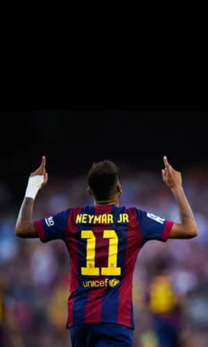 足球運動員尼馬（Neymar Jr.）雙手向上慶祝。