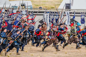 歷史重演中，身穿盔甲的武士戰士手持長矛衝鋒。 — 武士 壁紙