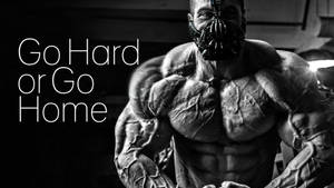 一個肌肉男戴著蝙蝠面具，旁邊有文字「Go Hard or Go Home」。 — 健身 壁紙