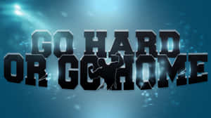 勵志短語go hard or go home，字母O內有健美運動員剪影。
