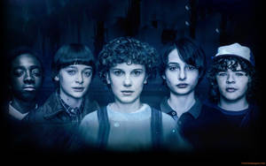五位表情嚴肅的年輕角色在一條光線昏暗的小巷中