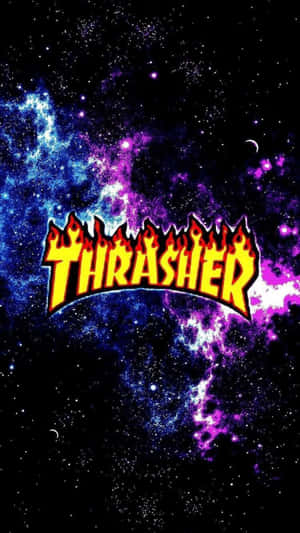 帶有火焰邊緣的Thrasher標誌置於色彩繽紛的宇宙星雲背景上。