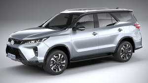 銀色SUV，黑色飾邊和時尚輪轂，在工作室燈光下。