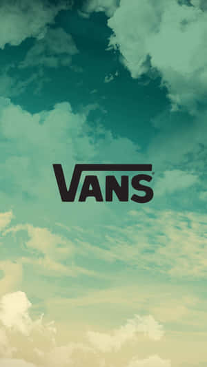Vans標誌漂浮在帶有雲朵的藍綠色和奶油色天空中。