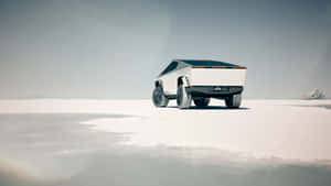 未來感十足的白色Tesla Cybertruck停泊在雪漠景觀中。 — Tesla GIF 壁紙
