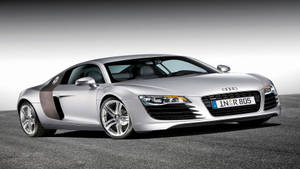 銀色奧迪R8跑車在瀝青上帶有棕色條紋的攝影棚照片 — Audi R8 GIF 壁紙