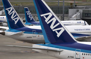 ANA飛機停在機場閘口，帶有「Inspiration of JAPAN」塗裝。