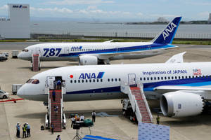 兩架ANA飛機，乘客在機場停機坪的紅色樓梯上登機。