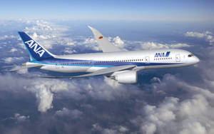 ANA 飛機在晴朗藍天的雲層上飛行 — 天空景觀 壁紙