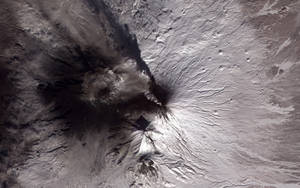 火山噴發，灰雲襯托著白雪覆蓋的山峰。 — 天氣 壁紙