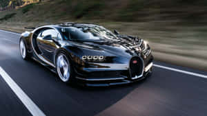 黑色Bugatti Chiron在日落時分的蜿蜒道路上疾馳。