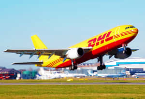 DHL貨機從機場跑道起飛