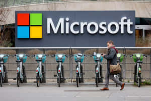 男子走過Microsoft標誌及停泊的單車