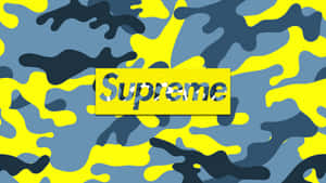 黃色和藍色迷彩背景上的Supreme標誌 — 簡約藍色美學 壁紙