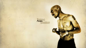 Tupac Shakur 赤裸上身，紋身於有紋理的米色背景上。 — 說唱歌手 壁紙