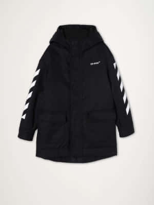 黑色 Off-White 外套，袖子上有白色人字形條紋。