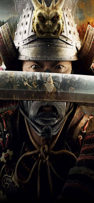身穿精細盔甲的武士，手持刀劍，帶有戰場倒影。 — Galaxy Note 壁紙