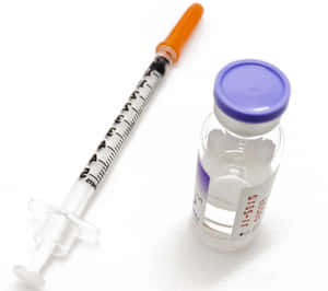 白色背景上的醫療小瓶和注射器