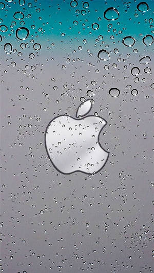 透過玻璃上的水滴觀看Apple標誌，帶有青綠色和灰色漸變。