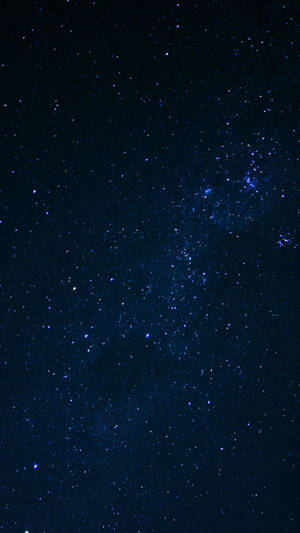 星空夜空，銀河在深藍色中發光。