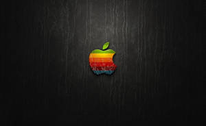 深色皮革紋理上的復古彩虹Apple標誌。